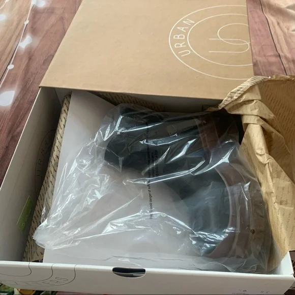 New with box UO Betty treaded Chelsea faux leather chunky platform boot 9 - Picture 7 of 10